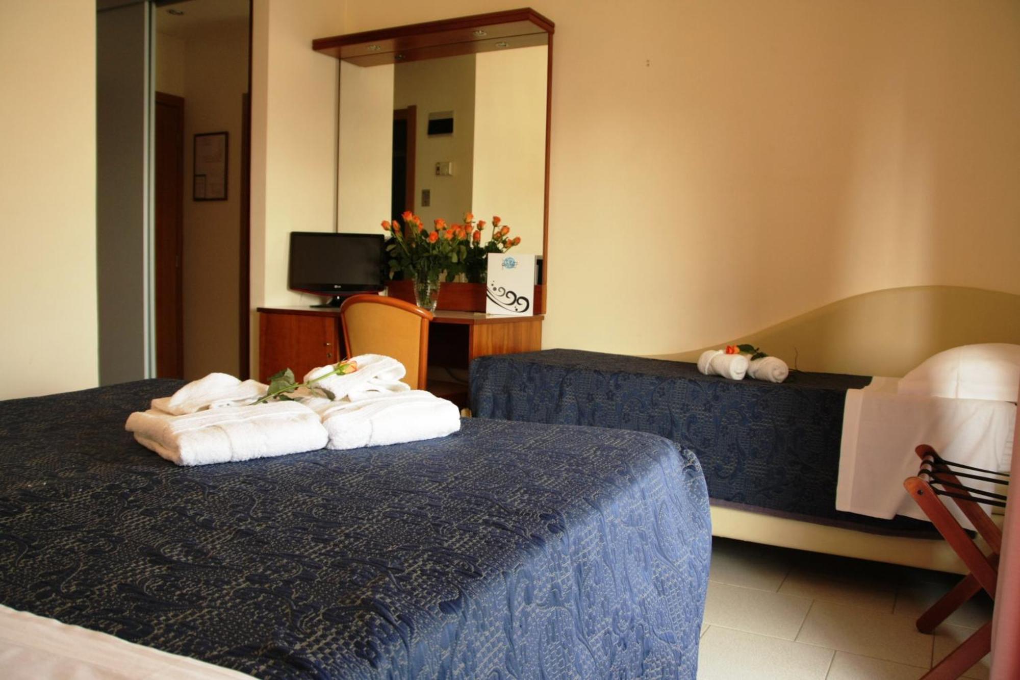 Hotel Poker Riccione Bagian luar foto