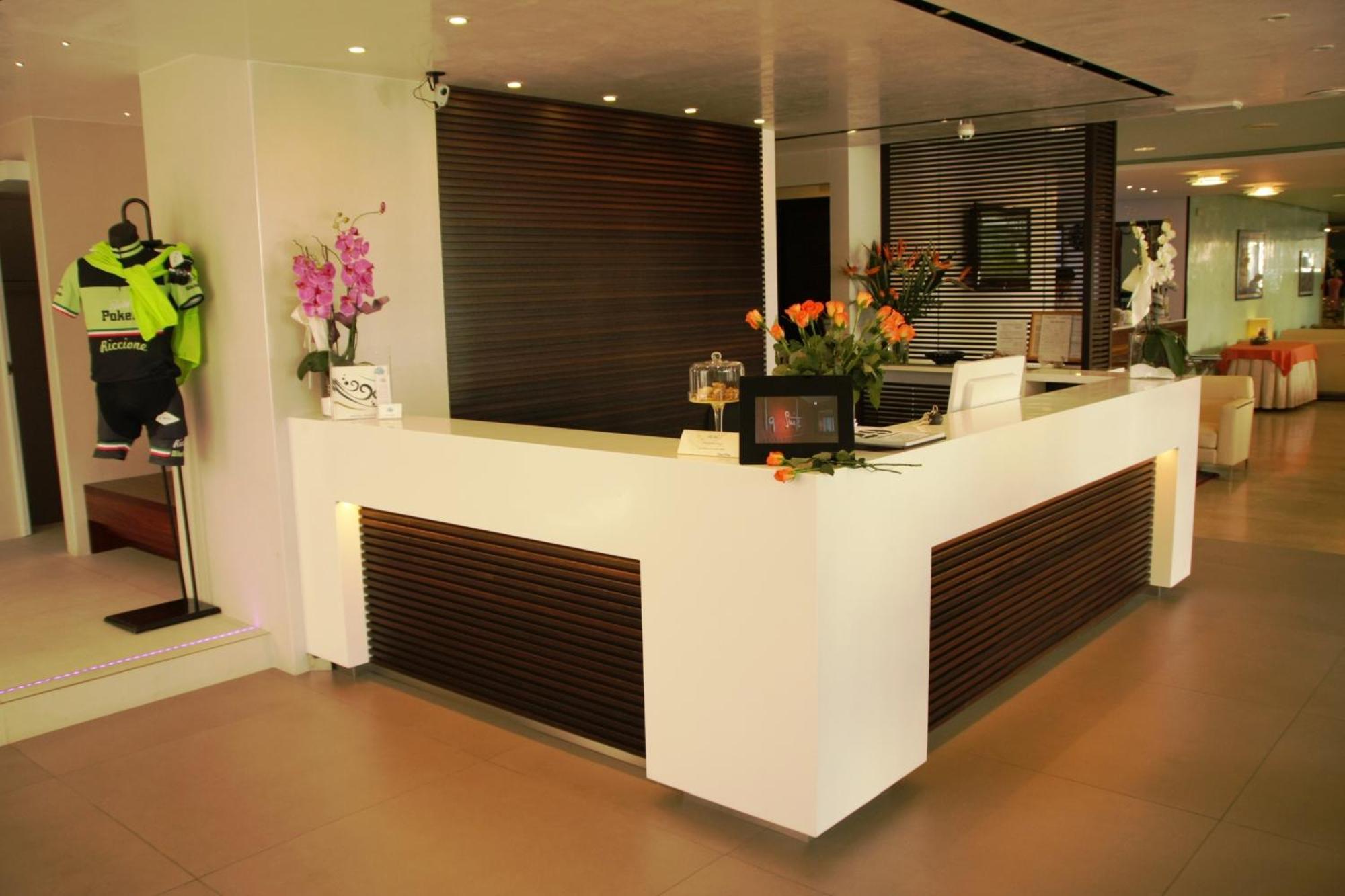 Hotel Poker Riccione Bagian luar foto
